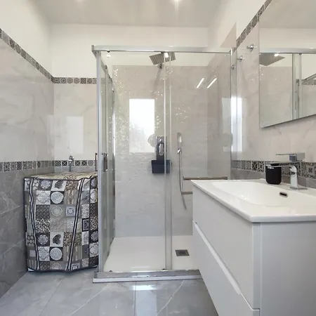 La Maison De Genevieve أكيتْريتْسا